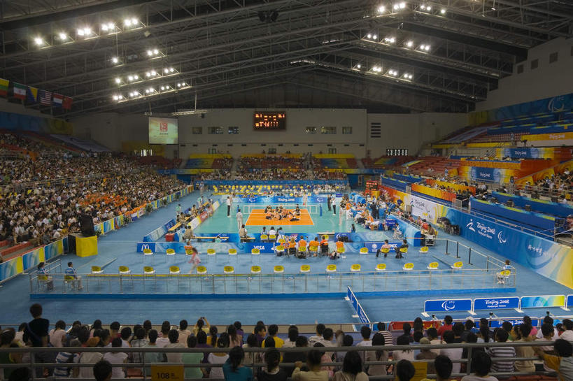 东方人,无人,观众,体育馆,运动场,坐,横图,俯视,室内,白天,度假,显示器,美景,城市风光,城市,旗帜,国旗,北京,中国,亚洲,一排,许多,吊挂,悬挂,阴影,服装,整齐,光线,屏幕,影子,墙,景观,看台,灯光,首都,很多,许多人,挂,注视,休闲装,黄种人,娱乐,显示屏,体育场,墙壁,墙面,座位,排列,衣服,观察,看,一群人,享受,休闲,休闲服,景色,放松,服饰,观看,察看,队列,关注,输出设备,东亚,海淀区,中华人民共和国,北京市,京,北平,华北地区,运动馆,坐位,男人,男性,年轻男性,年轻女性,女人,女性,亚洲人,观赏人员,旗,坐着,彩图,高角度拍摄,万国旗,中国农大,中国农业大学,中国农业大学体育馆