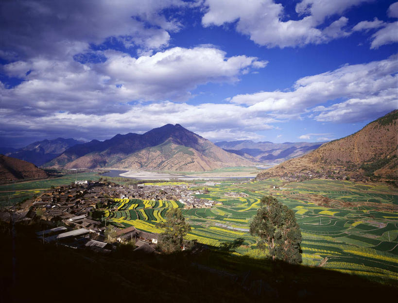 无人,家,农田,横图,俯视,室外,白天,旅游,度假,庄稼,农作物,美景,森林,山,山脉,树林,植物,丽江,中国,亚洲,阴影,光线,影子,房屋,屋子,景观,山峰,乡村,云,云朵,农村,山峦,云彩,娱乐,楼房,云南,住宅,树,树木,蓝色,绿色,白云,蓝天,天空,阳光,自然,村庄,群山,天,享受,休闲,景色,放松,生长,晴朗,成长,村落,自然风光,东亚,石鼓镇,云南省,中华人民共和国,西南地区,滇,丽江市,屯子,墟落,玉龙纳西族自治县,晴空,彩图,高角度拍摄,耕地,庄稼田,房子