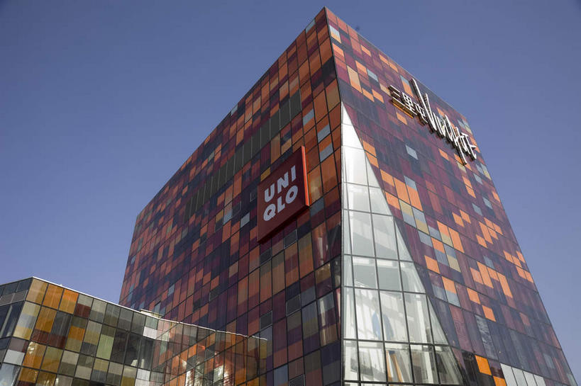 无人,高楼大厦,横图,室外,白天,仰视,度假,美景,窗户,落地窗,城市风光,标志建筑,城市,大厦,地标,建筑,摩天大楼,北京,中国,亚洲,一排,许多,阴影,整齐,并列,并排,光线,英文,标志,文字,影子,字符,字母,墙,景观,首都,很多,娱乐,标识,建设,玻璃窗,墙壁,墙面,排列,蓝色,蓝天,天空,阳光,天,享受,休闲,汉字,景色,放松,晴朗,英文字母,队列,中文,平行,玻璃幕墙,东亚,万里无云,中华人民共和国,北京市,京,北平,华北地区,朝阳区,国文,华文,晴空,晴空万里,彩图,低角度拍摄,大楼,高层建筑,高楼,摩天楼,三里屯,三里屯酒吧街,三里屯Village,三里屯太古里