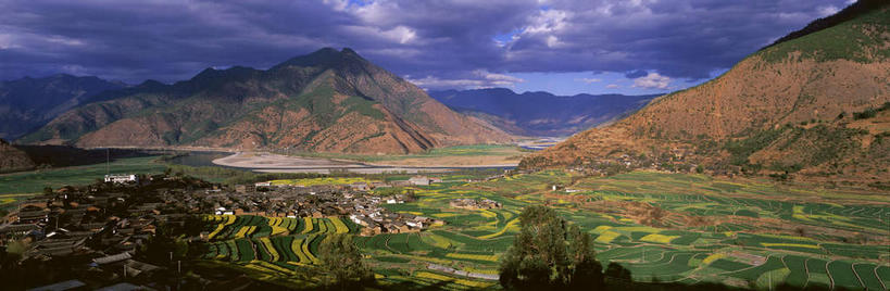 无人,家,农田,横图,俯视,室外,白天,旅游,度假,庄稼,农作物,美景,森林,山,山脉,树林,植物,丽江,中国,亚洲,阴影,光线,影子,房屋,屋子,景观,山峰,乡村,云,云朵,农村,山峦,云彩,娱乐,楼房,云南,住宅,树,树木,蓝色,绿色,白云,蓝天,天空,阳光,自然,村庄,群山,天,享受,休闲,景色,放松,生长,晴朗,成长,村落,自然风光,东亚,石鼓镇,云南省,中华人民共和国,西南地区,滇,丽江市,屯子,墟落,玉龙纳西族自治县,晴空,彩图,高角度拍摄,耕地,庄稼田,房子