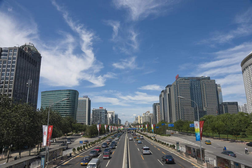 无人,高楼大厦,公交站,横图,室外,白天,仰视,度假,美景,树林,植物,窗户,落地窗,城市风光,城市,大厦,道路,建筑,路,路灯,摩天大楼,公路,车站,汽车,照明,北京,中国,亚洲,一排,许多,阴影,整齐,并列,并排,光线,影子,景观,云,云朵,灯光,分界线,停车线,站台,交通,首都,很多,云彩,娱乐,建设,月台,玻璃窗,车,灯,树,树木,排列,蓝色,绿色,白云,蓝天,天空,阳光,自然,交通工具,轿车,天,享受,休闲,景色,放松,生长,晴朗,成长,车行道,车行道分界线,照亮,照明设备,队列,载具,标线,平行,东亚,车行线,中华人民共和国,北京市,京,北平,华北地区,晴空,马路,彩图,低角度拍摄,大楼,高层建筑,高楼,公共汽车站,摩天楼,汽车车站,汽车站,公车站