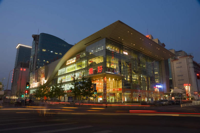 无人,高楼大厦,横图,室外,夜晚,仰视,度假,美景,树林,植物,窗户,城市风光,城市,大厦,道路,建筑,路,摩天大楼,夜景,公路,汽车,北京,中国,亚洲,墙,景观,交通,首都,娱乐,建设,玻璃窗,墙壁,墙面,车,树,树木,蓝色,绿色,蓝天,天空,自然,交通工具,轿车,天,享受,休闲,景色,放松,生长,成长,载具,东亚,海淀区,中关村,中华人民共和国,北京市,京,北平,华北地区,马路,彩图,低角度拍摄,大楼,高层建筑,高楼,摩天楼,国家自主创新示范区,中关村科技园