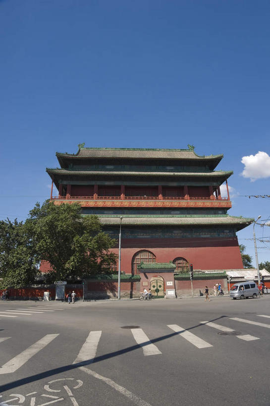 无人,竖图,室外,白天,仰视,旅游,度假,名胜古迹,树林,植物,标志建筑,道路,地标,建筑,路,人行横道,公路,北京,中国,亚洲,阴影,遗迹,光线,瓦片,影子,墙,屋檐,云,云朵,人行道,分界线,停车线,首都,云彩,古迹,文物,娱乐,建设,城墙,古建筑,檐,墙壁,墙面,树,树木,红色,蓝色,绿色,白云,蓝天,天空,阳光,自然,天,享受,休闲,旅游胜地,放松,城楼,生长,晴朗,成长,车行道,车行道分界线,坚硬,标线,人行横道线,防御,古文明,东亚,车行线,鼓楼,中华人民共和国,北京市,京,北平,华北地区,西城区,门楼,坚固,晴空,斑马线,马路,彩图,低角度拍摄,北京鼓楼,地安门外大街