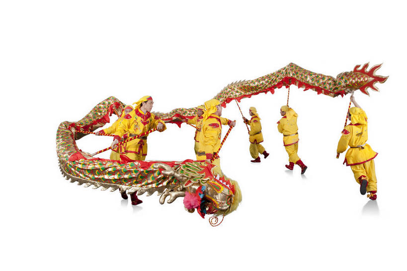 东方人,站,走,举,横图,室内,白天,白色背景,侧面,亚洲,表演,握,服装,辟邪,环绕,围绕,头巾,头饰,许多人,拿,环抱,拿着,注视,黄种人,文化,排列,舞龙,衣服,黄色,发饰,观察,看,祈祷,祈福,托,站着,一群人,健康,握着,许愿,摄影,服饰,影棚,观看,祈求,察看,衣着,穿着,关注,摄影棚,表演服,演出服,驱邪,祛邪,避邪,摆列,萦绕,衣饰,道具服,平安,男人,男性,年轻男性,中年男性,亚洲人,步行,举起,举手,举着,散步,向上举,向上伸,向上托,站立,走路,彩图,全身,影棚拍摄,拍摄,舞蹈,布列,分列,玩龙灯
