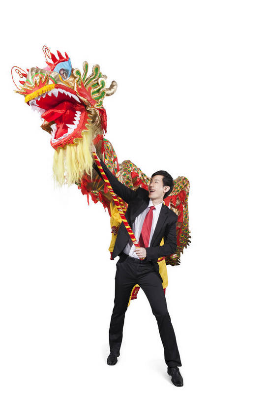 东方人,一个人,商务人士,商务男性,站,举,笑,微笑,露齿笑,竖图,室内,白天,白色背景,正面,衬衫,亚洲,仅一个男性,仅一个人,表演,握,套装,辟邪,领带,注视,黄种人,文化,仅一个年轻男性,舞龙,观察,看,祈祷,祈福,托,站着,健康,握着,许愿,摄影,影棚,观看,祈求,察看,象征,庄重,关注,摄影棚,商务装,身份,工薪阶层,正式,地位,驱邪,祛邪,避邪,平安,男人,男性,年轻男性,亚洲人,白领,上班族,举起,举手,举着,向上举,向上伸,向上托,站立,彩图,全身,影棚拍摄,衬衣,拍摄,舞蹈,玩龙灯