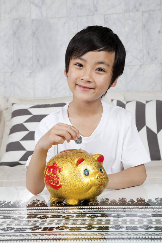 东方人,儿童,一个人,客厅,坐,笑,微笑,竖图,室内,白天,正面,T恤衫,纯洁,钱,沙发,桌子,亚洲,仅一个男性,仅一个人,握,服装,木制,钱币,墙,拿,T恤,茶几,拿着,注视,休闲装,黄种人,墙壁,墙面,一个,小孩,衣服,黄色,木制品,容器,观察,看,仅一个小孩,休闲,休闲服,储蓄罐,器皿,可爱,童年,童趣,储蓄,存钱,握着,金融,理财,服饰,经济,单个,观看,察看,起居室,资金,存钱罐,关注,存款,流通,贸易,布艺沙发,童真,烂漫,无邪,贮钱罐,储钱罐,扑满,客堂,天真,货币,现金,硬币,男孩,男人,男性,亚洲人,孩子,坐着,半身,彩图,男生,小猪存钱罐