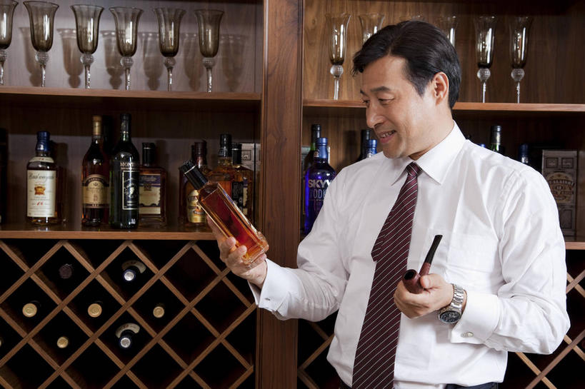 红酒,葡萄酒,东方人,一个人,商务人士,商务男性,站,笑,微笑,露齿笑,横图,室内,白天,正面,衬衫,柜子,杯子,亚洲,仅一个男性,仅一个人,仅一个中年男性,一排,许多,握,套装,整齐,时间,高脚杯,时钟,手表,领带,红酒杯,酒类,储物柜,很多,拿,计时,红酒瓶,置物架,拿着,注视,黄种人,架子,玻璃制品,酒,酒瓶,饮料,排列,玻璃瓶,酒杯,瓶子,钟表,低头,观察,看,站着,享受,表,烟,红葡萄酒,握着,烟斗,观看,腕表,察看,象征,庄重,葡萄酒杯,葡萄酒瓶,储存,队列,关注,商务装,身份,陈列架,工薪阶层,正式,地位,垂头,搁架,淡定,储备,蕴藏,贮备,从容,男人,男性,中年男性,亚洲人,白领,上班族,玻璃杯,烟草,钟,站立,半身,彩图,衬衣,贮存,红酒架