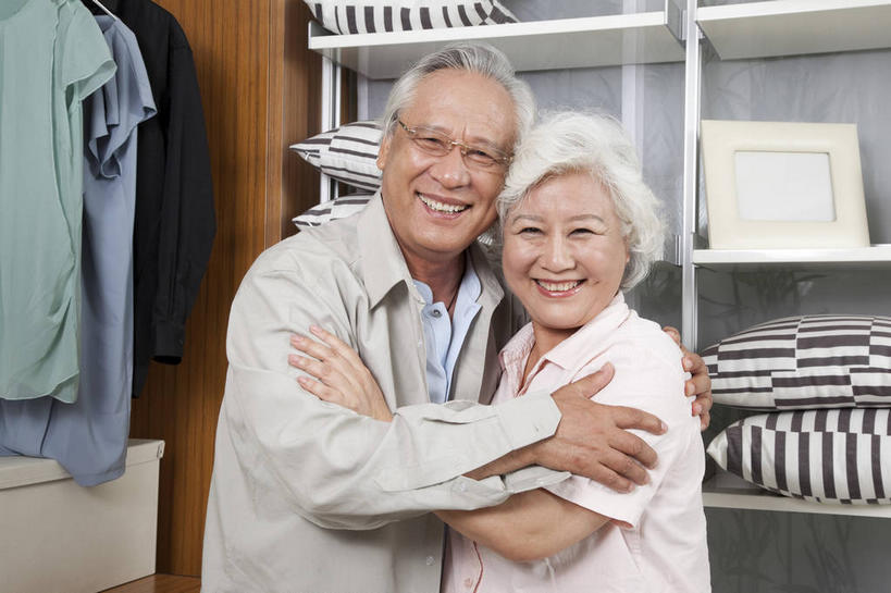 东方人,老年人,两个人,家庭,夫妻,站,抱,笑,微笑,露齿笑,横图,室内,白天,侧面,衬衫,爱情,柜子,靠垫,衣帽间,亚洲,阴影,服装,梳妆,反射,眼镜,影子,靠枕,浪漫,注视,休闲装,黄种人,衣服,垫子,衣橱,枕头,观察,看,靠,靠着,倚靠,站着,休闲,温暖,温馨,一家人,休闲服,恩爱,搭,恋人,服饰,抱着,观看,老花镜,和睦,察看,搂着,倚着,更衣,储存,搭着,关注,收纳,更衣橱,远视眼镜,储备,蕴藏,贮备,老年男性,老年女性,男人,男性,女人,女性,亚洲人,夫妇,情侣,搂,搂抱,站立,半身,彩图,衬衣,伴侣,融洽,贮存