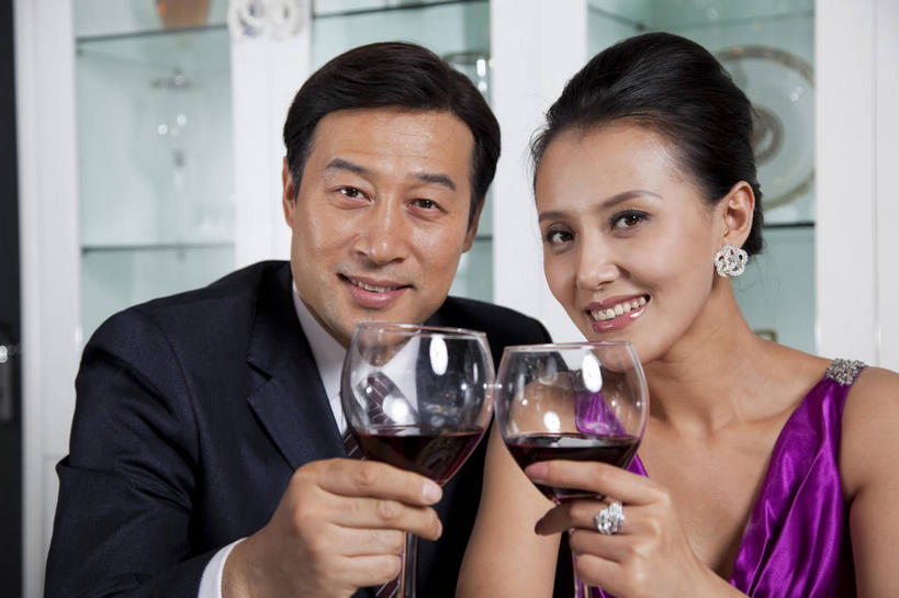 红酒,葡萄酒,东方人,两个人,家庭,夫妻,笑,微笑,露齿笑,横图,室内,白天,正面,衬衫,裙子,晚礼服,西装,爱情,柜子,杯子,亚洲,握,连衣裙,套装,正装,庆祝,高脚杯,领带,红酒杯,酒类,储物柜,浪漫,拿,拿着,注视,职业装,黄种人,玻璃制品,酒,装饰品,饮料,耳环,戒指,酒杯,饰品,首饰,干杯,观察,看,碰杯,温暖,温馨,一家人,红葡萄酒,恩爱,交际,友好,握着,恋人,观看,信物,庆贺,和睦,察看,权利,象征,庄重,葡萄酒杯,储存,关注,礼仪,身份,敬酒,劝酒,正式,地位,手饰,耳饰,储备,蕴藏,贮备,男人,男性,年轻女性,女人,女性,中年男性,亚洲人,年轻人,夫妇,情侣,玻璃杯,半身,彩图,衬衣,晚宴服,舞会服,洋服,洋装,夜礼服,伴侣,融洽,贮存,指环