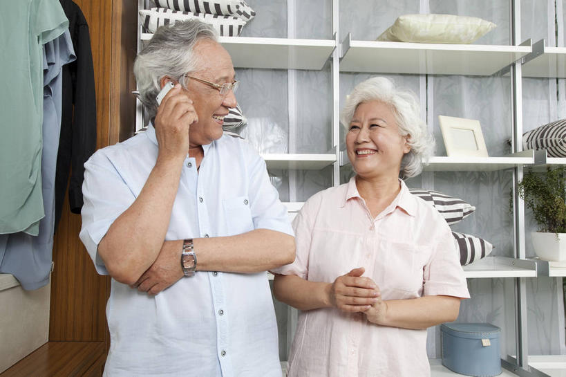 东方人,老年人,两个人,家庭,夫妻,站,笑,打电话,微笑,露齿笑,竖图,室内,白天,正面,衬衫,爱情,柜子,衣帽间,电话,手机,衣架,相框,亚洲,许多,吊挂,握,悬挂,梳妆,时间,时钟,手表,眼镜,很多,浪漫,挂,拿,计时,拿着,扭头,注视,黄种人,通讯设备,相视,衣橱,钟表,观察,看,站着,转头,温暖,温馨,一家人,面对面,表,恩爱,握着,恋人,观看,老花镜,对视,腕表,和睦,察看,互视,更衣,储存,关注,收纳,相对,更衣橱,相看,一部,远视眼镜,储备,蕴藏,贮备,交流,老年男性,老年女性,男人,男性,女人,女性,亚洲人,夫妇,情侣,挂衣架,晾衣架,钟,沟通,通话,站立,半身,彩图,衬衣,伴侣,融洽,贮存