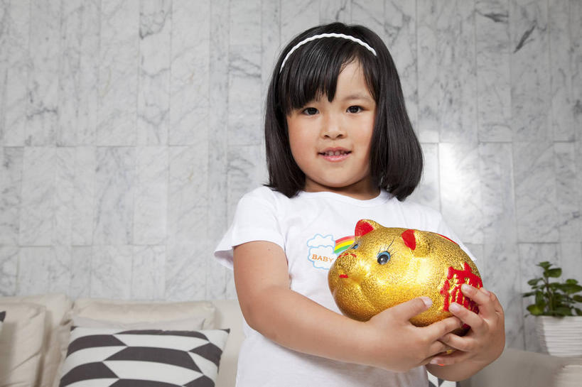 东方人,儿童,一个人,客厅,站,捧,笑,微笑,露齿笑,横图,室内,白天,正面,纯洁,植物,靠垫,沙发,亚洲,仅一个女性,仅一个人,服装,装饰,盆栽,头饰,墙,靠枕,盆景,注视,休闲装,黄种人,墙壁,墙面,一个,小孩,衣服,绿色,自然,发箍,发饰,容器,饰品,垫子,枕头,观察,看,站着,仅一个小孩,休闲,休闲服,储蓄罐,器皿,可爱,童年,童趣,储蓄,存钱,金融,理财,服饰,生长,经济,单个,成长,头箍,观看,华丽,修饰,点缀,察看,起居室,资金,存钱罐,关注,存款,发卡,流通,贸易,布艺沙发,童真,烂漫,无邪,配饰,贮钱罐,储钱罐,扑满,衬托,美观,雅致,雅观,客堂,天真,女孩,女人,女性,亚洲人,孩子,端,端着,捧着,手捧,站立,半身,彩图,女生,小猪存钱罐