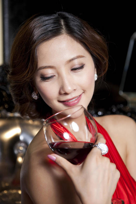 东方人,一个人,闭眼,笑,微笑,露齿笑,横图,室内,白天,正面,裙子,晚礼服,爱情,杯子,亚洲,仅一个年轻女性,仅一个女性,仅一个人,握,阴影,连衣裙,反射,高脚杯,影子,红酒杯,浪漫,拿,拿着,黄种人,玻璃制品,装饰品,红色,耳环,戒指,酒杯,饰品,首饰,恩爱,握着,信物,权利,葡萄酒杯,手饰,耳饰,年轻女性,女人,女性,亚洲人,玻璃杯,闭眼睛,闭着眼,闭着眼睛,半身,彩图,晚宴服,舞会服,洋服,洋装,夜礼服,指环