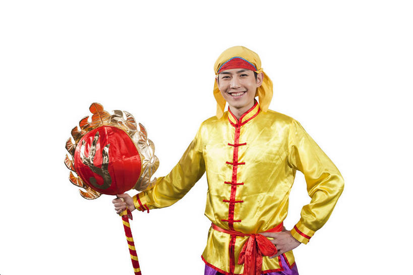 东方人,一个人,站,笑,微笑,露齿笑,横图,室内,白天,白色背景,正面,亚洲,仅一个男性,仅一个人,一根,表演,握,服装,辟邪,头巾,头饰,拿,拿着,注视,黄种人,文化,手叉腰,球,仅一个年轻男性,舞龙,衣服,黄色,发饰,叉腰,观察,看,祈祷,祈福,站着,健康,握着,许愿,摄影,服饰,影棚,观看,祈求,察看,衣着,穿着,关注,摄影棚,表演服,演出服,驱邪,祛邪,避邪,衣饰,道具服,单手叉腰,平安,杆子,男人,男性,年轻男性,亚洲人,站立,半身,彩图,影棚拍摄,拍摄,舞蹈,玩龙灯