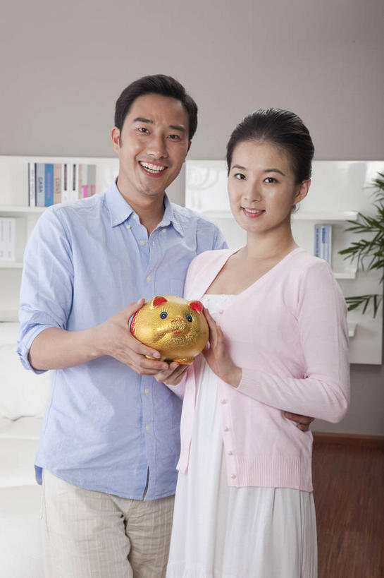 东方人,两个人,家庭,夫妻,客厅,站,捧,笑,微笑,露齿笑,竖图,室内,白天,正面,衬衫,裙子,爱情,植物,书籍,亚洲,连衣裙,盆栽,墙,盆景,浪漫,置物架,注视,黄种人,架子,墙壁,墙面,一个,绿色,自然,容器,书本,观察,看,站着,温暖,温馨,一家人,储蓄罐,器皿,恩爱,储蓄,存钱,金融,理财,恋人,生长,经济,单个,成长,观看,和睦,察看,起居室,资金,存钱罐,关注,存款,陈列架,流通,贸易,贮钱罐,储钱罐,扑满,搁架,客堂,男人,男性,年轻男性,年轻女性,女人,女性,亚洲人,年轻人,夫妇,情侣,书,图书,端,端着,捧着,手捧,站立,半身,彩图,衬衣,伴侣,融洽,小猪存钱罐