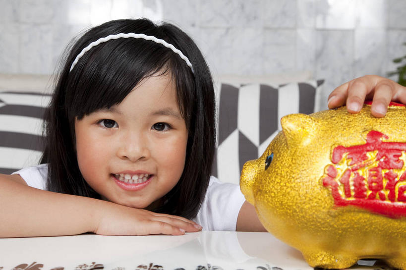 东方人,儿童,一个人,客厅,笑,微笑,露齿笑,横图,室内,白天,正面,纯洁,靠垫,沙发,桌子,亚洲,仅一个女性,仅一个人,服装,装饰,木制,标志,头饰,文字,字符,墙,靠枕,茶几,注视,休闲装,黄种人,标识,墙壁,墙面,一个,小孩,衣服,红色,发箍,发饰,木制品,容器,饰品,垫子,枕头,观察,看,趴着,仅一个小孩,休闲,休闲服,金色,汉字,储蓄罐,器皿,可爱,童年,童趣,储蓄,存钱,搭,金融,理财,服饰,经济,单个,头箍,观看,华丽,修饰,点缀,察看,起居室,资金,存钱罐,搭着,关注,中文,存款,发卡,流通,贸易,布艺沙发,童真,烂漫,无邪,配饰,贮钱罐,储钱罐,扑满,衬托,美观,雅致,雅观,国文,华文,客堂,天真,女孩,女人,女性,亚洲人,孩子,趴,半身,彩图,女生,小猪存钱罐