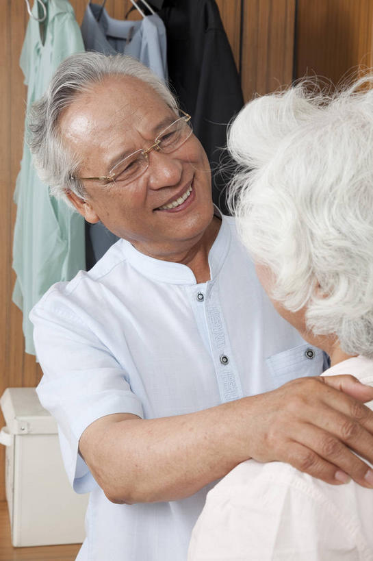 东方人,老年人,背部,两个人,家庭,夫妻,站,笑,微笑,露齿笑,竖图,室内,白天,正面,衬衫,爱情,柜子,衣帽间,亚洲,梳妆,眼镜,浪漫,注视,黄种人,衣橱,观察,看,站着,温暖,温馨,一家人,恩爱,搭,恋人,观看,老花镜,和睦,察看,更衣,储存,搭着,关注,收纳,更衣橱,远视眼镜,储备,蕴藏,贮备,老年男性,老年女性,男人,男性,女人,女性,亚洲人,夫妇,情侣,站立,半身,彩图,衬衣,伴侣,融洽,贮存