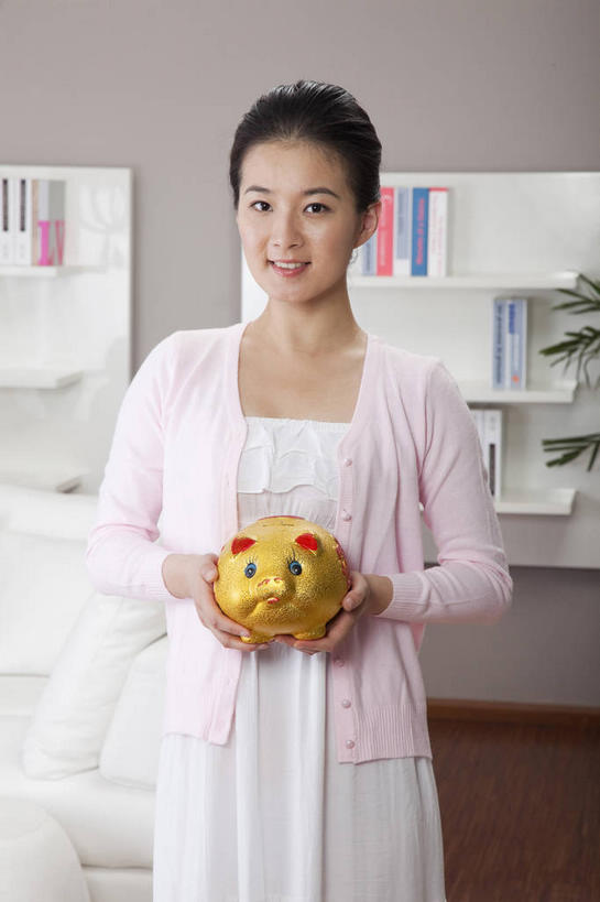 东方人,一个人,客厅,站,捧,笑,微笑,露齿笑,竖图,室内,白天,正面,柜子,沙发,书籍,亚洲,仅一个年轻女性,仅一个女性,仅一个人,一排,许多,服装,整齐,很多,注视,休闲装,黄种人,排列,一个,衣服,容器,书本,橱柜,书柜,观察,看,站着,休闲,休闲服,储蓄罐,器皿,书橱,储蓄,存钱,金融,理财,服饰,经济,单个,观看,察看,起居室,资金,存钱罐,储存,队列,关注,存款,流通,贸易,布艺沙发,贮钱罐,储钱罐,扑满,客堂,储备,蕴藏,贮备,年轻女性,女人,女性,亚洲人,书,图书,端,端着,捧着,手捧,站立,半身,彩图,贮存,小猪存钱罐