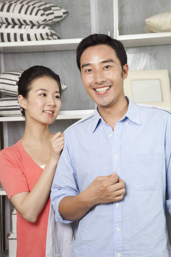 东方人,两个人,家庭,夫妻,站,笑,微笑,露齿笑,横图,室内,白天,正面,衬衫,爱情,靠垫,衣帽间,相框,亚洲,装饰,梳妆,边框,防护,靠枕,浪漫,置物架,注视,黄种人,架子,红色,蓝色,垫子,枕头,观察,看,站着,温暖,温馨,一家人,恩爱,搭,恋人,观看,保护,华丽,修饰,点缀,和睦,察看,更衣,储存,搭着,关注,收纳,陈列架,衬托,美观,雅致,雅观,搁架,男人,男性,年轻男性,年轻女性,女人,女性,亚洲人,年轻人,夫妇,情侣,站立,半身,彩图,衬衣,伴侣,融洽,框子