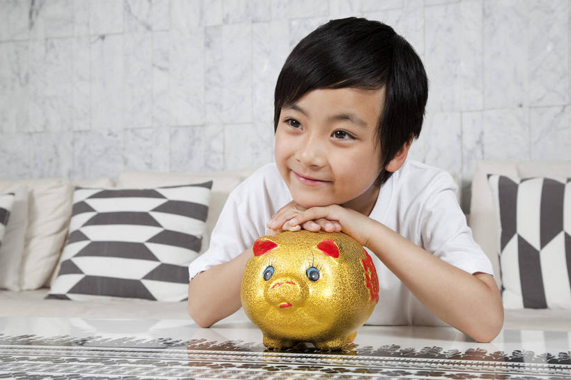 东方人,儿童,一个人,客厅,笑,微笑,横图,室内,白天,正面,T恤衫,纯洁,靠垫,沙发,桌子,亚洲,仅一个男性,仅一个人,条纹,服装,木制,墙,靠枕,T恤,茶几,注视,休闲装,黄种人,墙壁,墙面,小孩,衣服,木制品,容器,垫子,枕头,观察,看,仅一个小孩,休闲,休闲服,储蓄罐,器皿,可爱,童年,童趣,储蓄,存钱,搭,金融,理财,服饰,经济,观看,察看,起居室,资金,存钱罐,搭着,关注,存款,流通,贸易,布艺沙发,童真,烂漫,无邪,贮钱罐,储钱罐,扑满,客堂,天真,男孩,男人,男性,亚洲人,孩子,半身,彩图,男生,小猪存钱罐