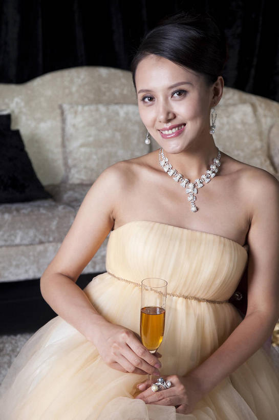 红酒,葡萄酒,东方人,一个人,客厅,坐,笑,微笑,露齿笑,竖图,室内,白天,正面,裙子,靠垫,沙发,杯子,项链,亚洲,仅一个年轻女性,仅一个女性,仅一个人,握,连衣裙,高脚杯,靠枕,红酒杯,酒类,拿,拿着,注视,黄种人,玻璃制品,酒,装饰品,饮料,黄色,抹胸,酒杯,饰品,首饰,垫子,枕头,观察,看,红葡萄酒,握着,观看,察看,起居室,葡萄酒杯,关注,布艺沙发,抹胸裙,客堂,年轻女性,女人,女性,亚洲人,玻璃杯,坐着,半身,彩图