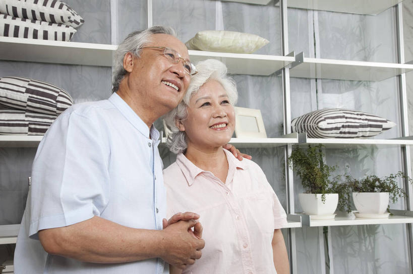 东方人,老年人,两个人,家庭,夫妻,站,握手,笑,微笑,露齿笑,横图,室内,白天,正面,衬衫,爱情,植物,靠垫,衣帽间,亚洲,梳妆,盆栽,眼镜,墙,靠枕,盆景,浪漫,置物架,注视,黄种人,架子,墙壁,墙面,绿色,自然,垫子,枕头,观察,看,站着,温暖,温馨,一家人,恩爱,恋人,生长,成长,观看,老花镜,和睦,察看,更衣,储存,关注,收纳,陈列架,搁架,远视眼镜,老年男性,老年女性,男人,男性,女人,女性,亚洲人,夫妇,情侣,搀手,拉手,手拉手,手握手,站立,半身,彩图,衬衣,伴侣,融洽