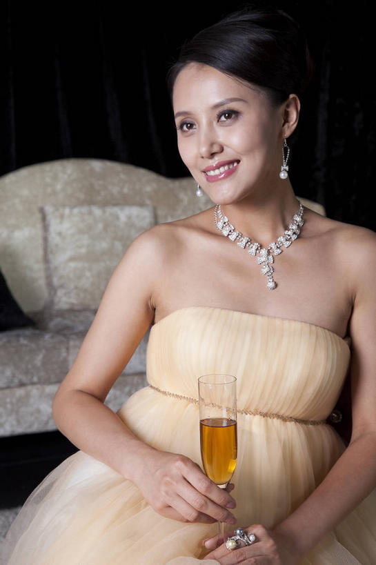 红酒,葡萄酒,东方人,一个人,客厅,坐,笑,微笑,露齿笑,竖图,室内,白天,正面,裙子,沙发,杯子,亚洲,仅一个年轻女性,仅一个女性,仅一个人,握,连衣裙,高脚杯,墙,红酒杯,酒类,拿,拿着,扭头,注视,黄种人,墙壁,墙面,玻璃制品,酒,装饰品,饮料,抹胸,耳环,酒杯,饰品,首饰,观察,看,转头,红葡萄酒,握着,观看,察看,起居室,葡萄酒杯,关注,布艺沙发,抹胸裙,耳饰,客堂,年轻女性,女人,女性,亚洲人,玻璃杯,坐着,半身,彩图