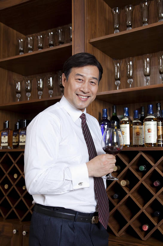 红酒,葡萄酒,东方人,一个人,商务人士,商务男性,站,笑,微笑,露齿笑,竖图,室内,白天,侧面,衬衫,杯子,亚洲,仅一个男性,仅一个人,仅一个中年男性,一排,许多,握,套装,整齐,高脚杯,领带,红酒杯,酒类,很多,拿,红酒瓶,置物架,拿着,注视,黄种人,架子,玻璃制品,酒,酒瓶,饮料,排列,玻璃瓶,酒杯,瓶子,观察,看,站着,红葡萄酒,握着,观看,察看,象征,庄重,葡萄酒杯,葡萄酒瓶,队列,关注,商务装,身份,陈列架,工薪阶层,正式,地位,搁架,男人,男性,中年男性,亚洲人,白领,上班族,玻璃杯,站立,半身,彩图,衬衣,红酒架