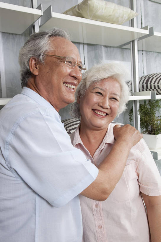 东方人,老年人,两个人,家庭,夫妻,站,抱,笑,微笑,露齿笑,竖图,室内,白天,正面,衬衫,爱情,植物,靠垫,衣帽间,亚洲,梳妆,盆栽,眼镜,墙,靠枕,盆景,浪漫,置物架,注视,黄种人,架子,墙壁,墙面,绿色,自然,垫子,枕头,观察,看,站着,温暖,温馨,一家人,恩爱,搭,恋人,生长,成长,抱着,观看,老花镜,和睦,察看,搂着,更衣,储存,搭着,关注,收纳,陈列架,搁架,远视眼镜,老年男性,老年女性,男人,男性,女人,女性,亚洲人,夫妇,情侣,搂,搂抱,站立,半身,彩图,衬衣,伴侣,融洽