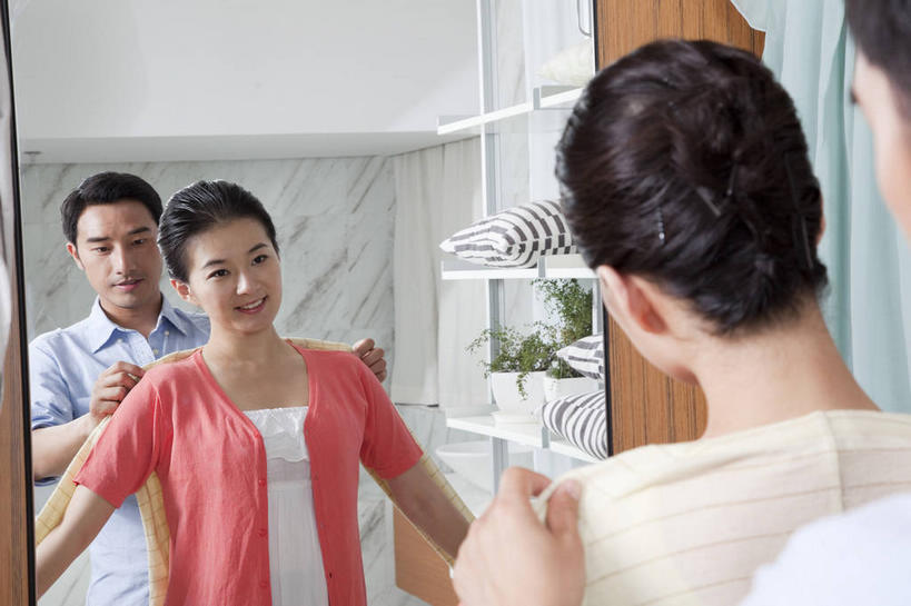 东方人,两个人,家庭,夫妻,站,笑,微笑,露齿笑,横图,室内,白天,衬衫,爱情,植物,镜子,靠垫,衣帽间,亚洲,握,服装,梳妆,盆栽,靠枕,盆景,浪漫,置物架,注视,休闲装,黄种人,架子,背面,衣服,绿色,倒影,自然,垫子,枕头,观察,看,站着,休闲,温暖,温馨,一家人,休闲服,恩爱,搭,握着,恋人,服饰,生长,成长,观看,镜像,和睦,察看,倒映,更衣,镜面,储存,搭着,关注,收纳,陈列架,搁架,反照,男人,男性,年轻男性,年轻女性,女人,女性,亚洲人,年轻人,夫妇,情侣,站立,半身,彩图,衬衣,伴侣,融洽