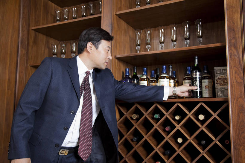 东方人,一个人,商务人士,商务男性,站,横图,室内,白天,正面,衬衫,杯子,亚洲,仅一个男性,仅一个人,仅一个中年男性,一排,许多,握,套装,整齐,高脚杯,墙,领带,红酒杯,很多,拿,红酒瓶,置物架,拿着,扭头,注视,黄种人,架子,墙壁,墙面,玻璃制品,酒瓶,排列,玻璃瓶,酒杯,瓶子,观察,看,站着,转头,握着,观看,察看,象征,庄重,葡萄酒杯,葡萄酒瓶,队列,关注,商务装,身份,陈列架,工薪阶层,正式,地位,搁架,男人,男性,中年男性,亚洲人,白领,上班族,玻璃杯,站立,半身,彩图,衬衣,红酒架