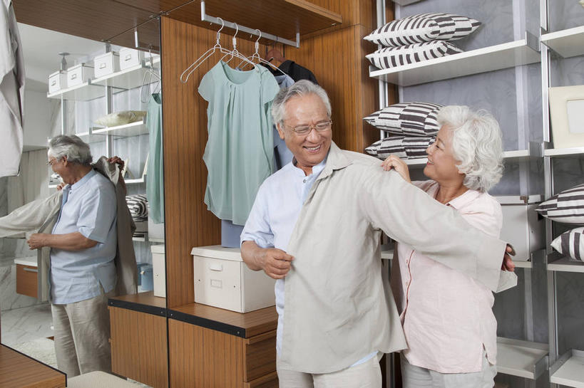 东方人,老年人,两个人,家庭,夫妻,站,笑,微笑,露齿笑,横图,室内,白天,正面,衬衫,爱情,柜子,镜子,衣帽间,衣架,亚洲,吊挂,握,悬挂,服装,梳妆,浪漫,挂,拿,拿着,扭头,注视,休闲装,黄种人,衣服,倒影,衣橱,观察,看,站着,转头,休闲,温暖,温馨,一家人,休闲服,恩爱,握着,恋人,服饰,观看,镜像,和睦,察看,倒映,更衣,镜面,储存,关注,收纳,更衣橱,反照,储备,蕴藏,贮备,老年男性,老年女性,男人,男性,女人,女性,亚洲人,夫妇,情侣,挂衣架,晾衣架,站立,半身,彩图,衬衣,伴侣,融洽,贮存