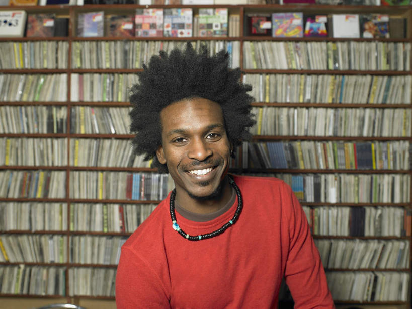 西方人,一个人,站,笑,微笑,露齿笑,横图,室内,白天,正面,书架,书籍,欧洲,欧洲人,仅一个男性,仅一个人,一排,许多,服装,整齐,很多,注视,休闲装,排列,仅一个年轻男性,衣服,红色,观察,看,站着,休闲,休闲服,服饰,观看,察看,队列,关注,男人,男性,年轻男性,白种人,书,图书,站立,半身,彩图