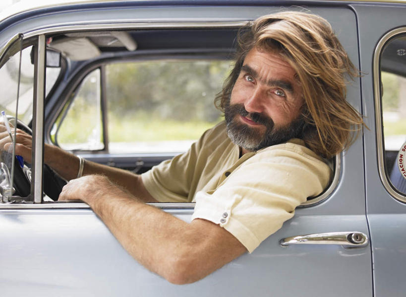 西方人,胡须,一个人,坐,横图,室外,白天,侧面,植物,汽车,欧洲,欧洲人,仅一个男性,仅一个人,仅一个中年男性,握,服装,注视,休闲装,车,树,树木,衣服,绿色,自然,交通工具,轿车,观察,看,休闲,休闲服,握着,服饰,生长,成长,观看,察看,关注,载具,男人,男性,中年男性,白种人,胡子,络腮胡,坐着,半身,彩图