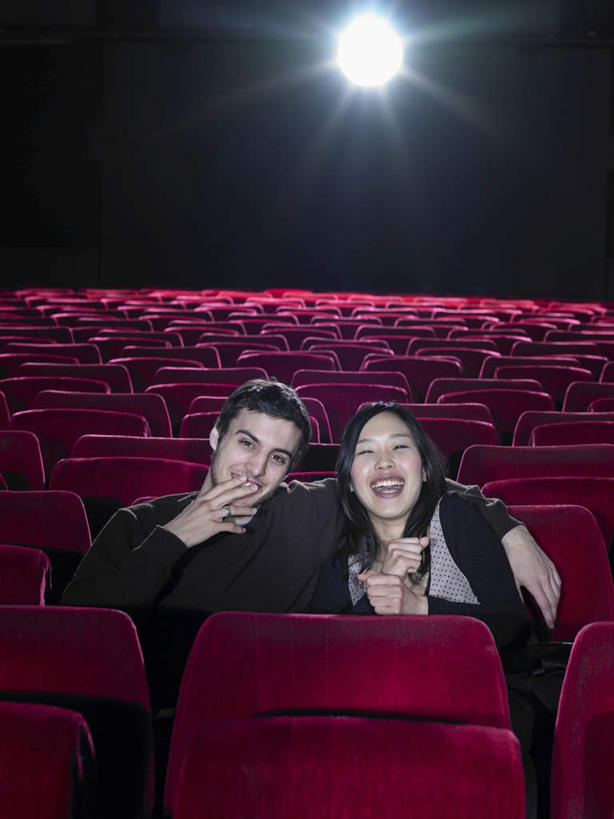 东方人,西方人,两个人,坐,笑,微笑,露齿笑,竖图,室内,白天,正面,爱情,电影院,剧院,欧洲,欧洲人,亚洲,服装,浪漫,注视,休闲装,黄种人,座位,衣服,观察,看,休闲,温暖,温馨,休闲服,恩爱,搭,恋人,服饰,观看,和睦,察看,搭着,关注,坐位,男人,男性,年轻男性,年轻女性,女人,女性,白种人,亚洲人,情侣,坐着,半身,彩图,剧场,戏院,影院,伴侣,融洽