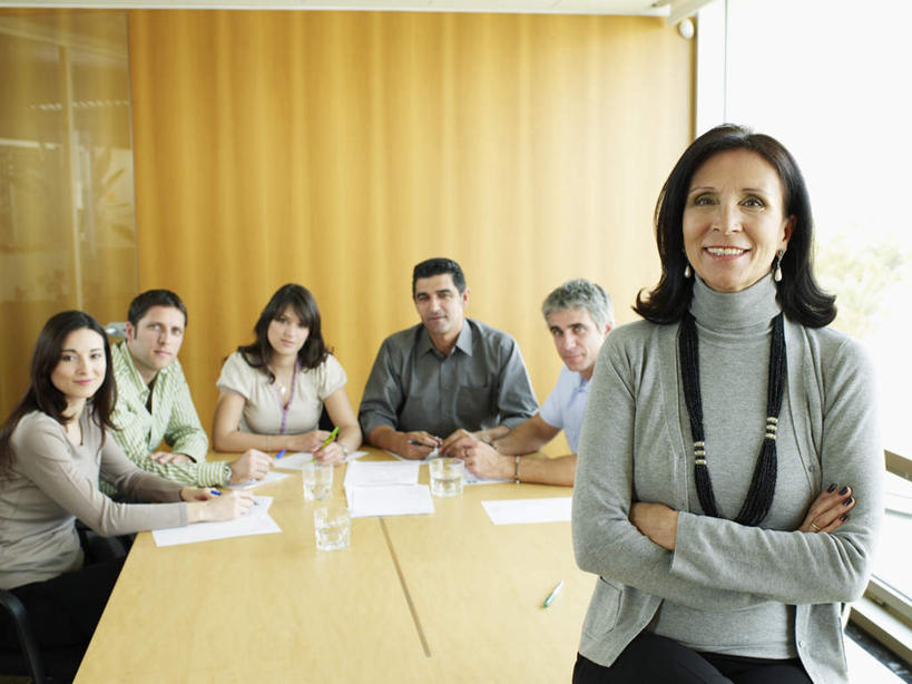 西方人,伙伴,朋友,商务人士,商务男性,商务女性,办公室,站,坐,笑,双手交叉,微笑,露齿笑,横图,室内,白天,正面,衬衫,友谊,合作,团队,水,家具,桌子,杯子,欧洲,欧洲人,套装,材料,档案,文件,液体,纸,办公桌,墙,许多人,注视,饮用水,墙壁,墙面,玻璃制品,手稿,水杯,资料,矿泉水,观察,看,站着,一群人,战略,观看,证明,察看,双手抱胸,关注,文档,商务装,工薪阶层,蒸馏水,办公家具,联合,合谋,配合,协作,老年女性,男人,男性,年轻男性,年轻女性,女人,女性,中年男性,白种人,白领,上班族,玻璃杯,站立,坐着,半身,彩图,衬衣