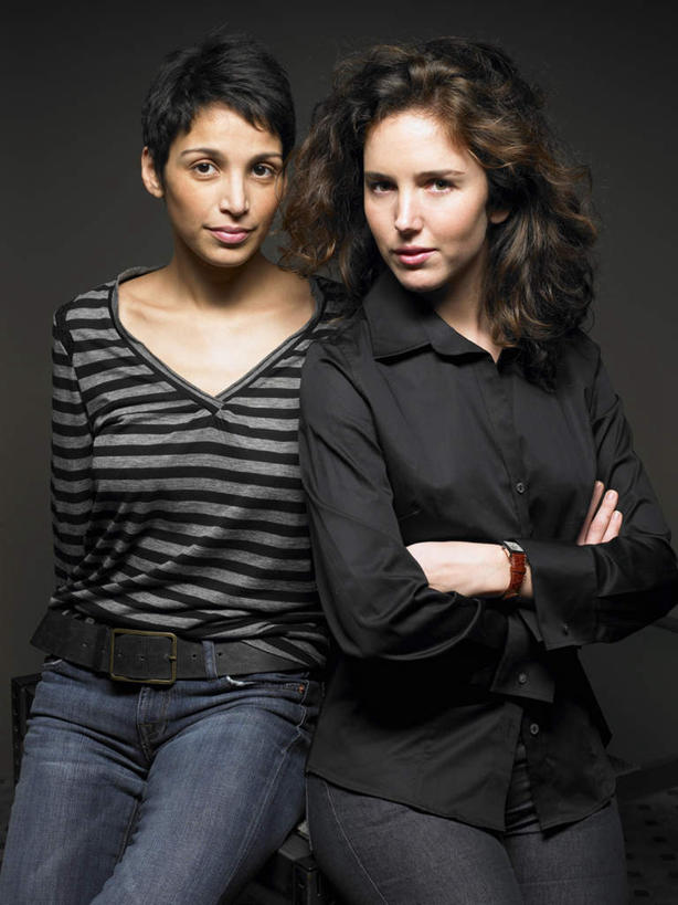 西方人,两个人,伙伴,朋友,商务人士,商务女性,站,双手交叉,竖图,室内,白天,正面,友谊,合作,团队,欧洲,欧洲人,套装,服装,注视,休闲装,衣服,观察,看,靠,靠着,站着,休闲,休闲服,战略,服饰,观看,察看,双手抱胸,关注,商务装,工薪阶层,联合,合谋,配合,协作,年轻女性,女人,女性,中年女性,白种人,白领,上班族,站立,半身,彩图