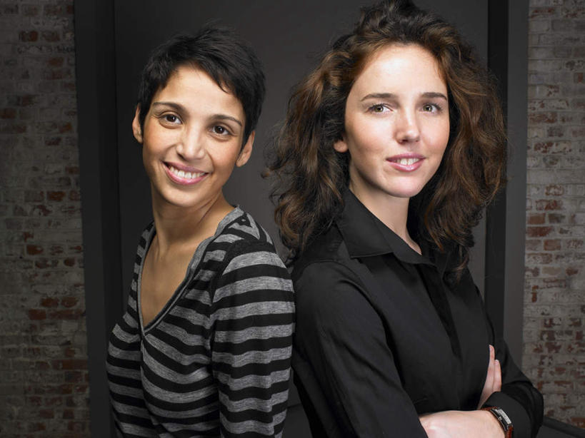 西方人,两个人,伙伴,朋友,商务人士,商务女性,站,双手交叉,横图,室内,白天,正面,友谊,合作,团队,欧洲,欧洲人,套装,服装,墙,注视,休闲装,墙壁,墙面,衣服,观察,看,靠,靠着,站着,休闲,休闲服,战略,服饰,观看,察看,双手抱胸,关注,商务装,工薪阶层,联合,合谋,配合,协作,年轻女性,女人,女性,中年女性,白种人,白领,上班族,站立,半身,彩图