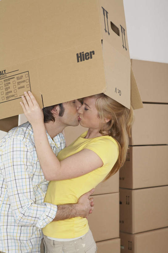 西方人,两个人,站,举,抱,吻,竖图,室内,白天,侧面,爱情,欧洲,欧洲人,一堆,许多,握,堆叠,堆积,服装,包装,纸箱,很多,浪漫,拿,拿着,休闲装,衣服,容器,箱子,托,站着,休闲,温暖,温馨,休闲服,恩爱,握着,恋人,服饰,抱着,堆,和睦,搂着,纸板箱,包装箱,男人,男性,年轻男性,年轻女性,女人,女性,白种人,情侣,怀抱,接吻,举起,举手,举着,搂,搂抱,亲,亲吻,亲嘴,相抱,向上举,向上伸,向上托,拥抱,站立,半身,彩图,伴侣,融洽