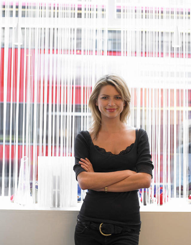 西方人,一个人,站,笑,双手交叉,微笑,竖图,室内,白天,正面,窗户,窗帘,欧洲,欧洲人,仅一个年轻女性,仅一个女性,仅一个人,服装,装饰,注视,休闲装,玻璃窗,衣服,帘子,观察,看,站着,休闲,休闲服,遮阳,服饰,观看,华丽,修饰,点缀,察看,双手抱胸,关注,衬托,美观,雅致,雅观,年轻女性,女人,女性,白种人,站立,半身,彩图