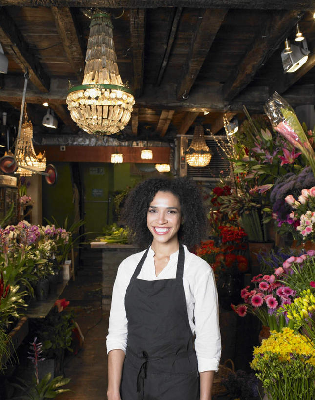 西方人,一个人,花商,花店,商店,站,笑,微笑,露齿笑,竖图,室内,白天,正面,工作服,制服,照明,欧洲,欧洲人,仅一个年轻女性,仅一个女性,仅一个人,盛开,围裙,灯光,花蕾,注视,商铺,吊灯,灯,花,花瓣,花朵,鲜花,灯具,花苞,花蕊,观察,看,站着,观看,照亮,察看,照明设备,关注,市肆,商号,工作制服,年轻女性,女人,女性,白种人,花店老板,花贩,卖花人,站立,半身,彩图,工作套服,店铺