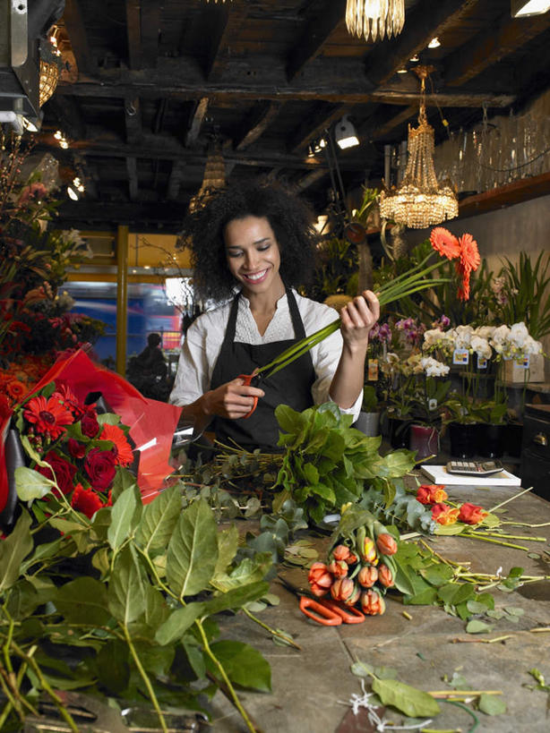 西方人,一个人,花商,花店,商店,站,笑,微笑,露齿笑,竖图,室内,白天,正面,工作服,制服,照明,欧洲,欧洲人,仅一个年轻女性,仅一个女性,仅一个人,许多,握,盛开,围裙,灯光,很多,拿,花蕾,拿着,注视,商铺,吊灯,灯,花,花瓣,花朵,鲜花,黑色,灯具,花苞,花蕊,观察,看,站着,握着,观看,照亮,察看,照明设备,关注,市肆,商号,工作制服,年轻女性,女人,女性,白种人,花店老板,花贩,卖花人,站立,半身,彩图,工作套服,店铺