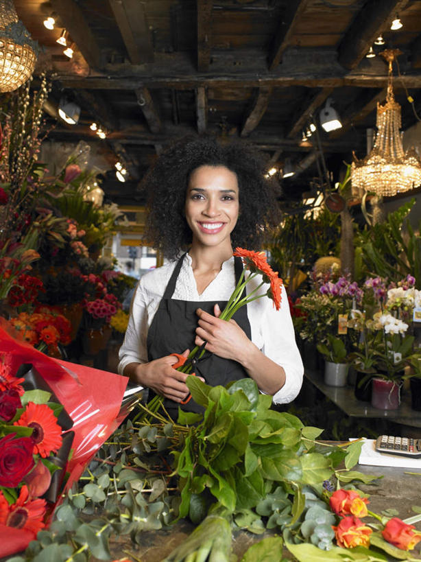 西方人,一个人,花商,花店,商店,站,笑,微笑,露齿笑,竖图,室内,白天,正面,工作服,制服,照明,欧洲,欧洲人,仅一个年轻女性,仅一个女性,仅一个人,许多,握,盛开,围裙,灯光,很多,拿,花蕾,拿着,注视,商铺,吊灯,灯,花,花瓣,花朵,鲜花,黑色,灯具,花苞,花蕊,观察,看,站着,握着,观看,照亮,察看,照明设备,关注,市肆,商号,工作制服,年轻女性,女人,女性,白种人,花店老板,花贩,卖花人,站立,半身,彩图,工作套服,店铺