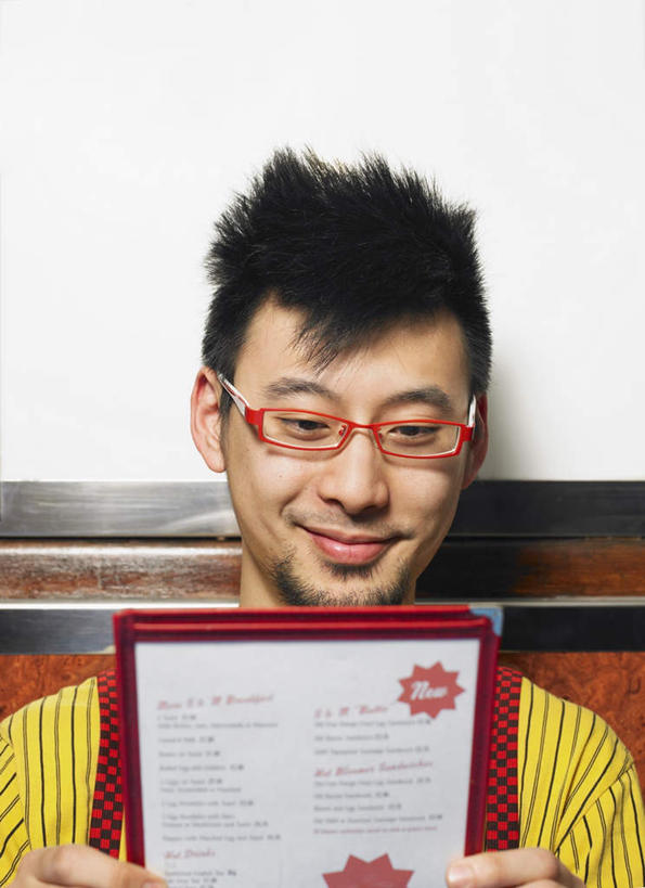 西方人,一个人,坐,笑,微笑,竖图,室内,白天,正面,欧洲,欧洲人,仅一个男性,仅一个人,服装,材料,档案,文件,眼镜,纸,注视,休闲装,仅一个年轻男性,衣服,手稿,资料,观察,看,休闲,休闲服,服饰,观看,证明,察看,关注,文档,咖啡店,咖啡屋,近视眼镜,男人,男性,年轻男性,白种人,坐着,半身,彩图,咖啡馆