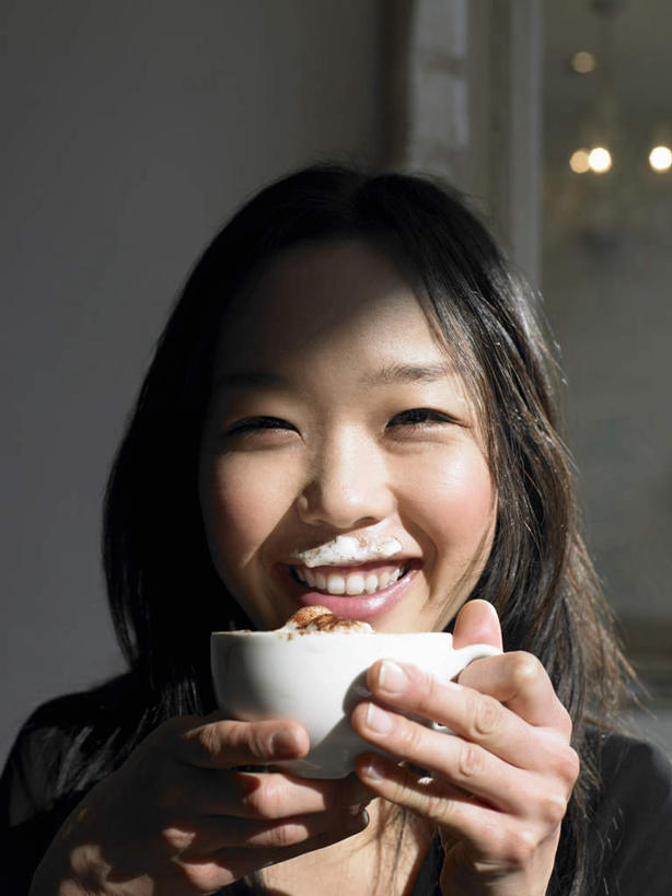 咖啡,东方人,脸,头,脸颊,手,一个人,坐,笑,微笑,露齿笑,竖图,室内,特写,白天,正面,幸福,杯子,亚洲,双手,仅一个年轻女性,仅一个女性,仅一个人,握,阴影,服装,反射,瓷器,影子,墙,咖啡杯,陶瓷制品,拿,拿着,注视,休闲装,黄种人,娱乐,肩膀,墙壁,墙面,饮料,衣服,黑色,观察,看,享受,休闲,温馨,手部,休闲服,放松,乐趣,握着,服饰,观看,察看,提神,舒适,关注,咖啡店,瓷杯,醒脑,咖啡屋,软饮料,拿铁,拿铁咖啡,年轻女性,女人,女性,亚洲人,头部,长发,直发,脸部,脸蛋,面部,坐着,半身,彩图,咖啡馆