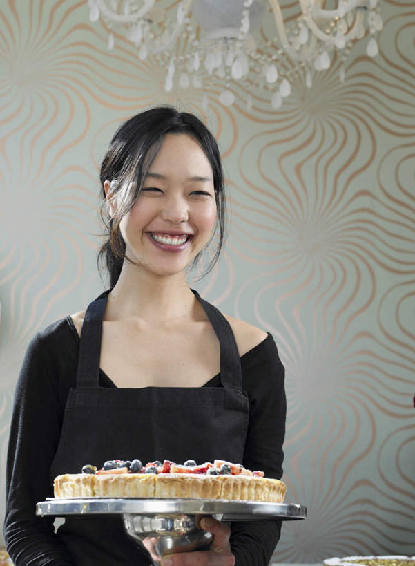 点心,东方人,一个人,服务员,站,捧,笑,微笑,露齿笑,竖图,室内,白天,正面,工作服,制服,下午茶,餐具,照明,亚洲,仅一个年轻女性,仅一个女性,仅一个人,碟子,盘,墙,灯光,食品,注视,黄种人,吊灯,墙壁,墙面,灯,食物,糕点,盘子,灯具,碟,观察,看,站着,观看,照亮,察看,照明设备,关注,工作制服,年轻女性,女人,女性,亚洲人,服务生,侍者,端,端着,捧着,手捧,站立,半身,彩图,工作套服,餐馆,蛋糕