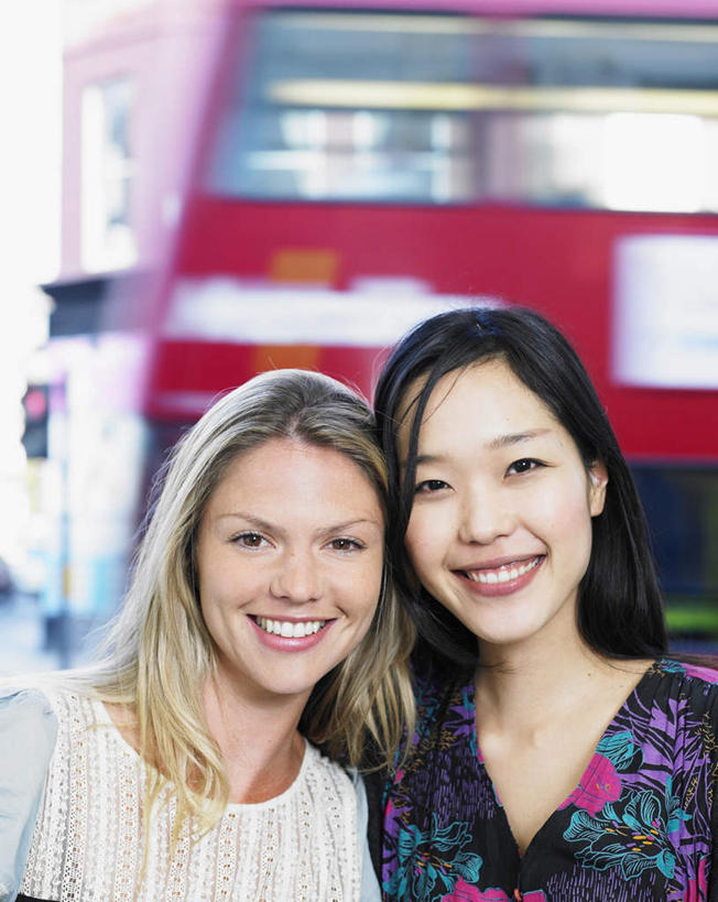 西方人,两个人,伙伴,朋友,站,笑,微笑,露齿笑,竖图,室外,白天,正面,友谊,公共汽车,英国,欧洲,伦敦,欧洲人,一辆,服装,朦胧,模糊,巴士,公交车,首都,注视,休闲装,双层巴士,车,衣服,交通工具,观察,看,靠,靠着,站着,休闲,休闲服,服饰,观看,察看,西欧,关注,载具,大不列颠,大不列颠及北爱尔兰联合王国,大不列颠联合王国,日不落英帝国,双层公共汽车,雾都,友情,年轻女性,女人,女性,白种人,站立,半身,彩图