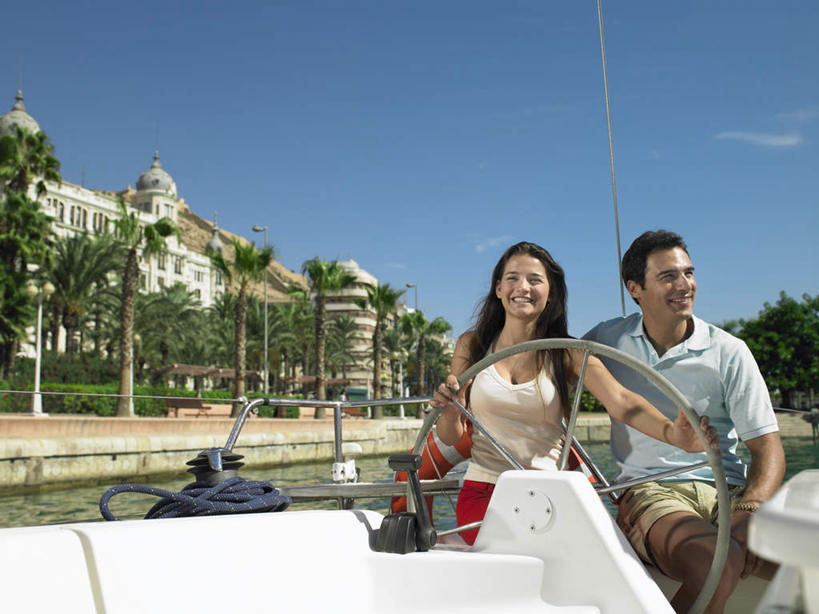 西方人,两个人,家,坐,笑,微笑,露齿笑,横图,室外,白天,正面,爱情,植物,船,西班牙,欧洲,欧洲人,握,服装,房屋,屋子,云,云朵,游艇,浪漫,云彩,注视,休闲装,楼房,住宅,树,树木,衣服,蓝色,绿色,白云,蓝天,天空,自然,交通工具,天,观察,看,休闲,温暖,温馨,休闲服,恩爱,握着,恋人,服饰,生长,晴朗,成长,观看,和睦,察看,关注,南欧,载具,西班牙王国,阿利坎特,阿利坎特省,男人,男性,年轻女性,女人,女性,中年男性,白种人,情侣,晴空,坐着,半身,彩图,房子,伴侣,融洽