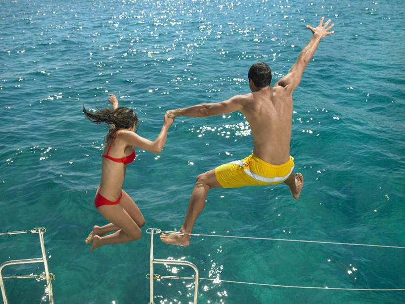 游泳,西方人,两个人,家庭,夫妻,栏杆,跳,伸展双臂,握手,横图,俯视,室外,白天,泳装,比基尼,爱情,海浪,海洋,船,欧洲,欧洲人,一艘,阴影,光线,影子,浪花,围栏,游艇,浪漫,护栏,裸露,白色,阳光,海水,交通工具,温暖,温馨,一家人,恩爱,恋人,张开双腿,和睦,载具,裸,海景,展开双腿,男人,男性,年轻女性,女人,女性,中年男性,白种人,年轻人,夫妇,情侣,大海,风浪,海,海水的波动,近岸浪,涌浪,搀手,敞开双臂,拉手,伸开双臂,手搀手,手拉手,手牵手,手握手,跳跃,展开双肩,张开手臂,张开双臂,彩图,高角度拍摄,全身,三点式,泳衣,伴侣,融洽,伸展双腿