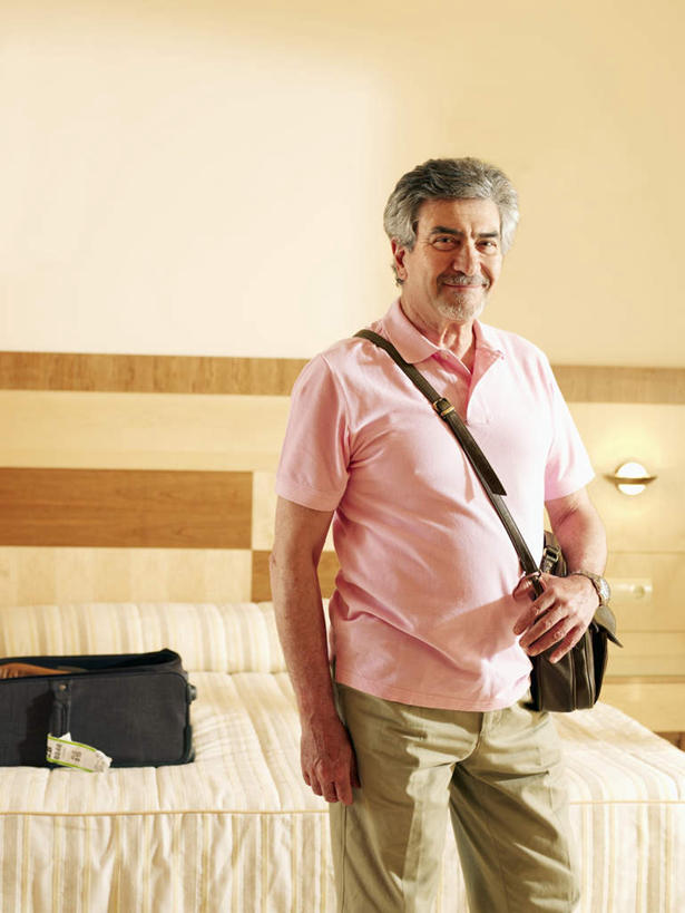 西方人,一个人,宾馆,站,笑,微笑,露齿笑,竖图,室内,白天,正面,床,欧洲,欧洲人,仅一个男性,仅一个人,握,服装,包,拉杆箱,旅行箱,墙,双人床,床单,拿,拿着,注视,休闲装,被子,墙壁,墙面,一个,衣服,粉色,行李箱,箱子,观察,看,站着,仅一个老年男性,休闲,休闲服,握着,服饰,单个,观看,出差,察看,被单,关注,斜挎包,老年男性,男人,男性,白种人,站立,半身,彩图,旅行,客店,客栈,旅店,旅馆,旅舍