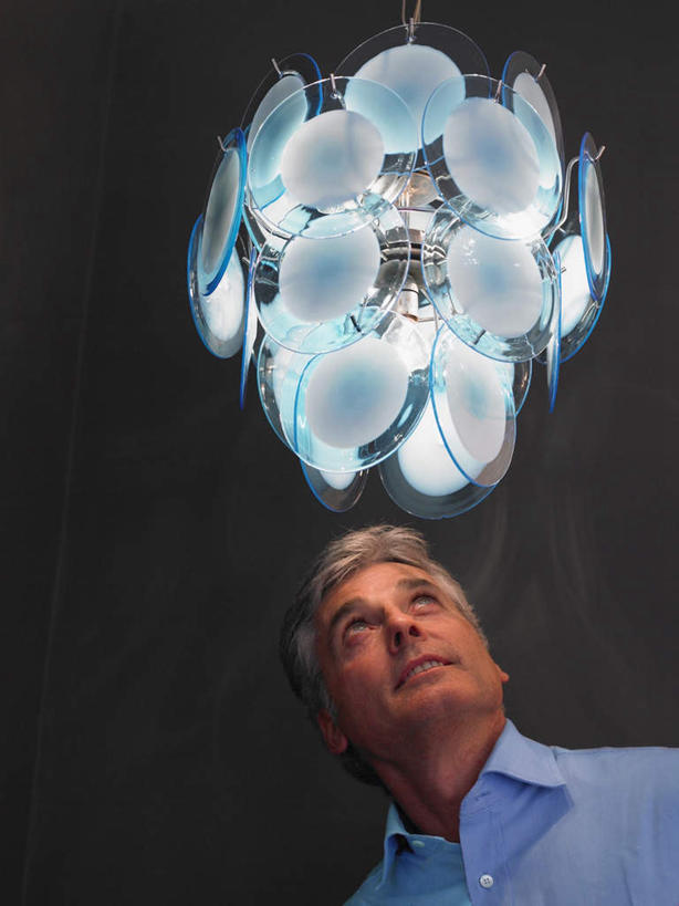 西方人,一个人,站,竖图,室内,白天,仰视,天花板,照明,欧洲,欧洲人,仅一个男性,仅一个人,服装,灯光,光亮,注视,休闲装,吊灯,灯,一个,衣服,蓝色,灯具,观察,看,站着,仅一个老年男性,休闲,休闲服,服饰,单个,观看,照亮,察看,照明设备,关注,光明,光洁,老年男性,男人,男性,白种人,抬头,仰头,站立,半身,彩图,低角度拍摄